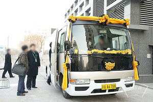 乘車參加追悼會(huì)