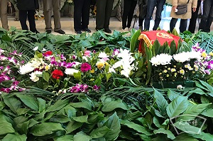 遺像臺擺放的鮮花